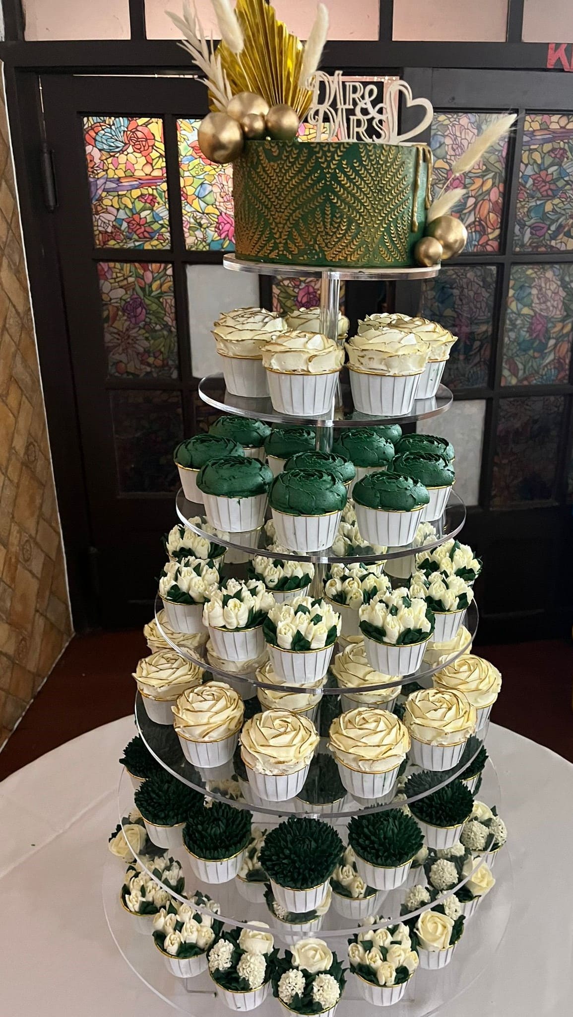 Esküvői cupcake torony Cups and Flowers desszertekkel