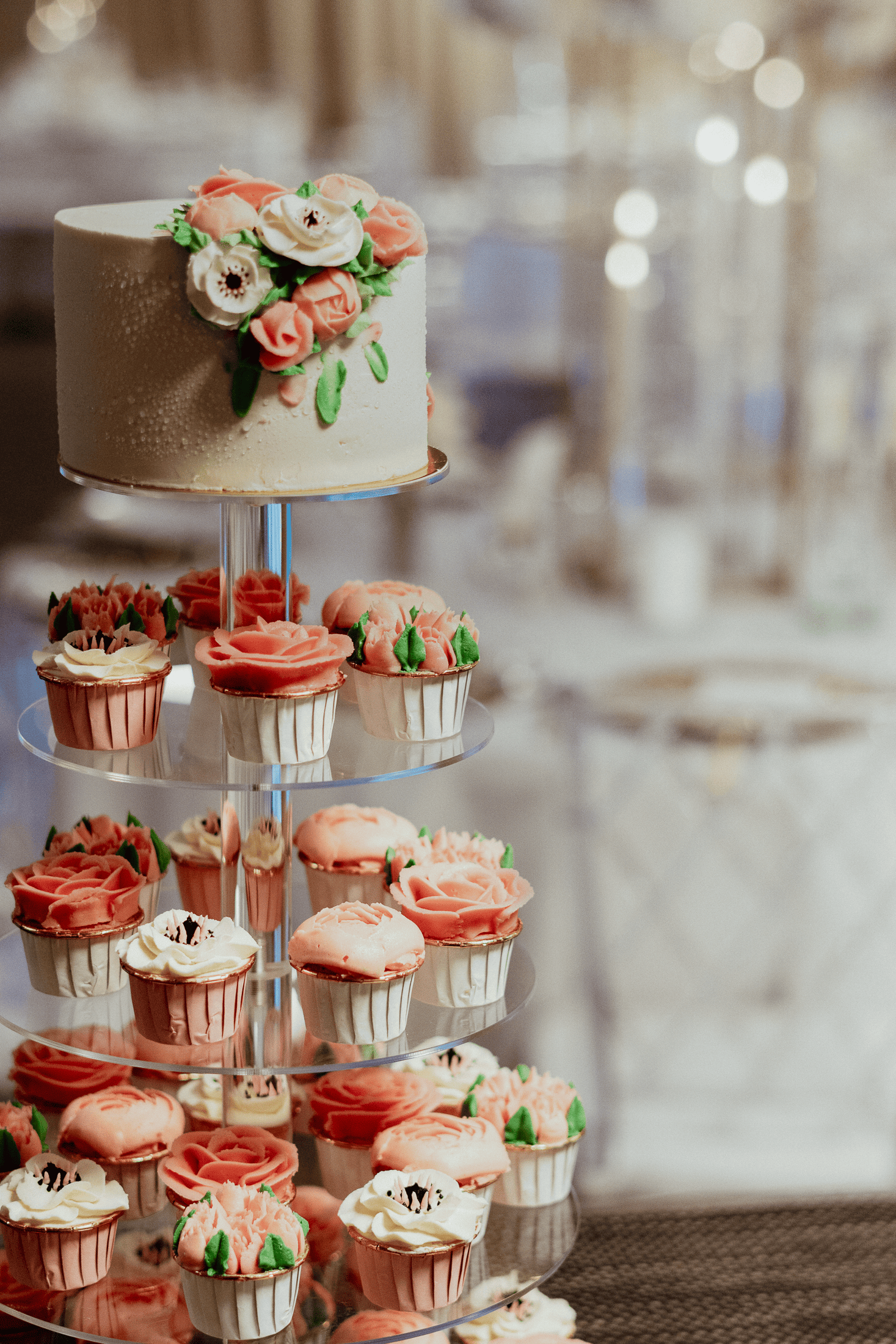 Esküvői desszertasztal mini cupcake-ekkel