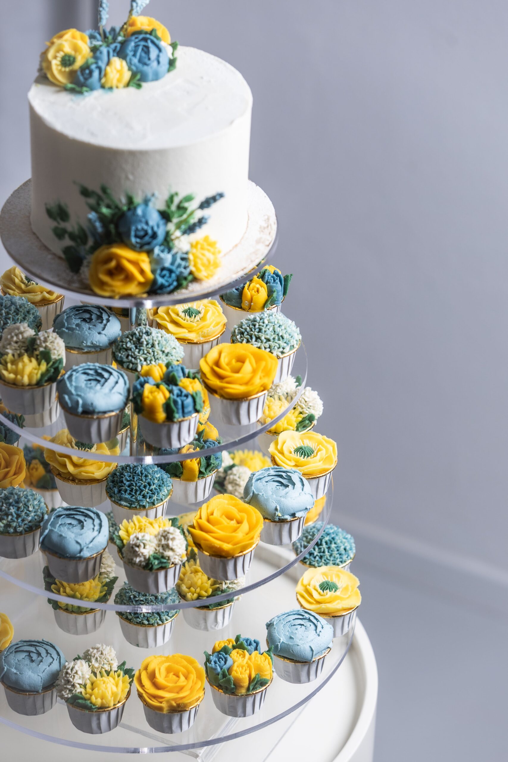 Esküvői tortaállvány cupcake-ekkel